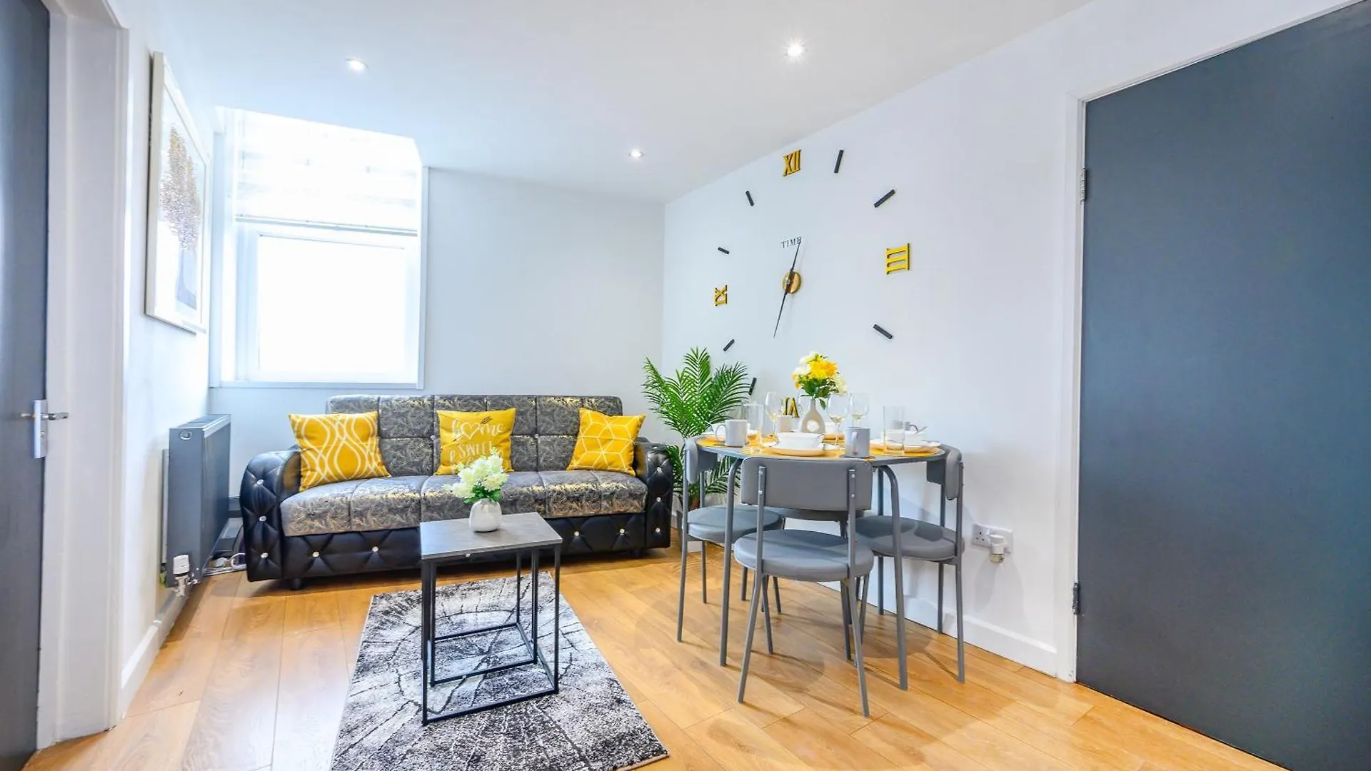 Pensionat -Rb83- For Your Relaxed,Cosy Stay,Free Parking Leeds