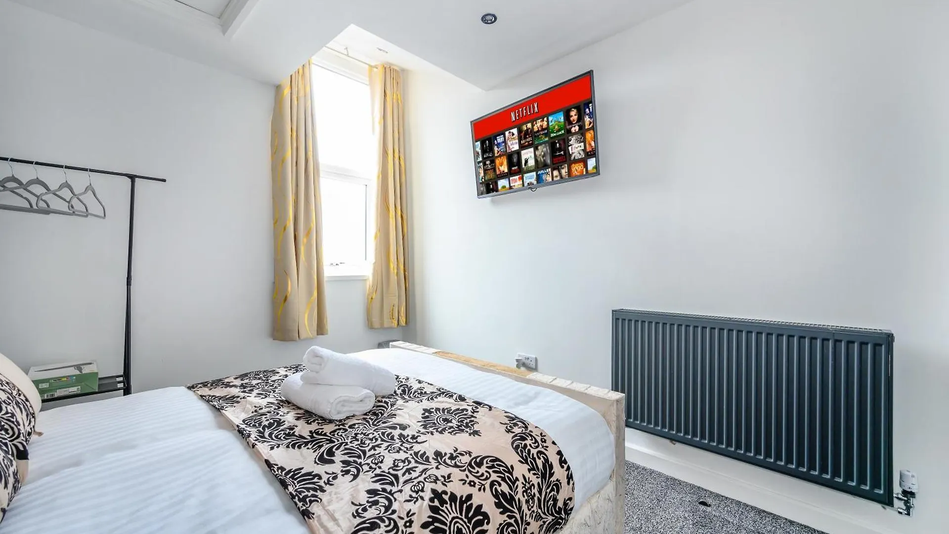 Pensionat -Rb83- For Your Relaxed,Cosy Stay,Free Parking Leeds
